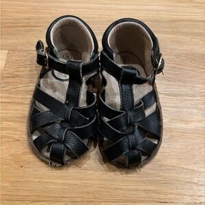 Little Love Bug | The Closed Toe Sandal in black with weatherproof sole | sz 6